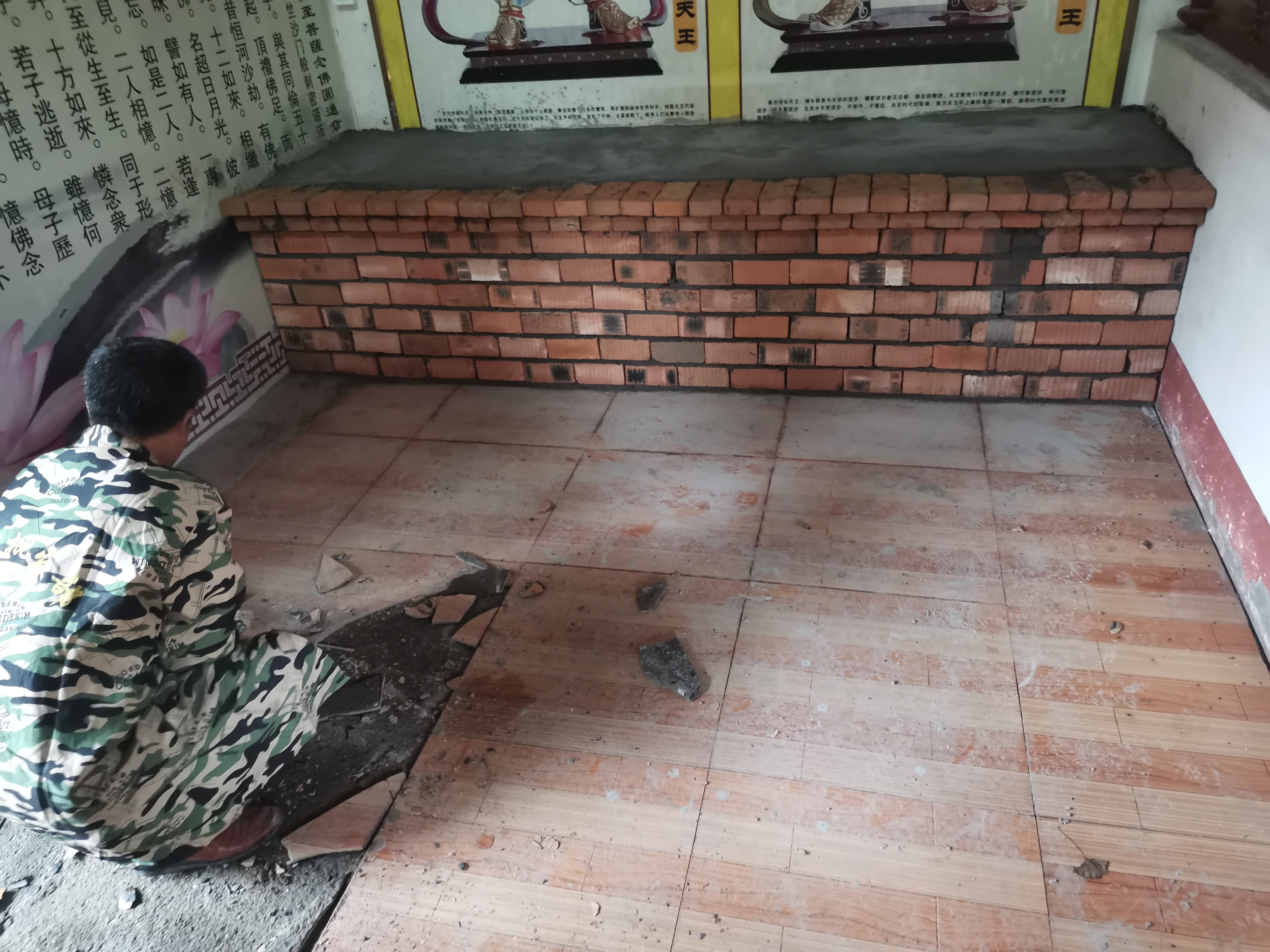 金彩汇天王殿铺设地砖及牌匾贴金